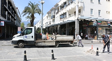 Büyükşehir ekiplerinden Kemer Liman Caddesi’nde çalışma