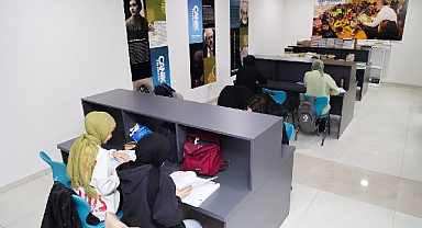 Canik Halk Kütüphanesi Gençlerle Dolup Taşıyor