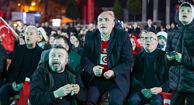 Canik'te Tribün Ruhu Meydana Taşındı: Dev Ekranla Milli Maç Coşkusu Yaşandı 
