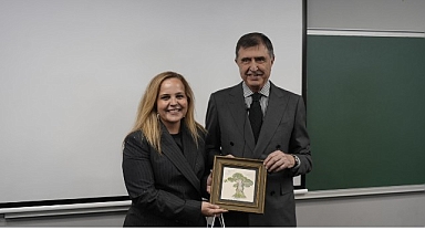  Geleceğin Profesyonelleri, Ahmet Pura ile “Hayat Güneşli Bir Sağanak” Konferansı’nda Bir Araya Geldi