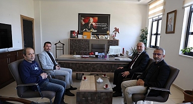 Geyve Belediye Başkanı Selçuk Yıldız’dan Okullara Moral Ziyareti: Öğretmenlere Gül, Öğrencilere Başarı Dileği