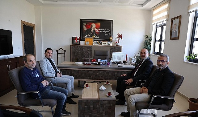 Geyve Belediye Başkanı Selçuk Yıldız’dan Okullara Moral Ziyareti: Öğretmenlere Gül, Öğrencilere Başarı Dileği