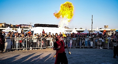 Havada uçan alevler hayranlıkla izlendi