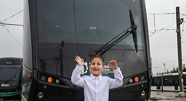 Hayal etti, 6 yaşında vatman oldu