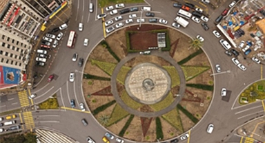 İzmir’in kalbi çiçek açtı