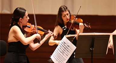 İzmir Oda Orkestrası yine ayakta alkışlandı