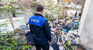 Karşıyaka Belediyesi’nden çöp eve müdahale: 3 ton çöp çıkarıldı