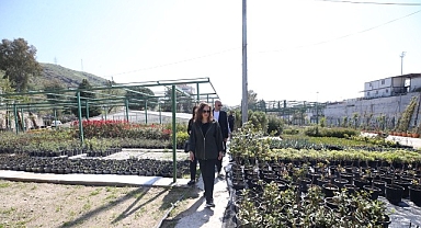 Karşıyaka Belediyesi üretiyor, parklar çiçek açıyor 