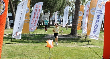 Karşıyaka’da oryantiring rüzgarı: Bayram coşkusu sporla taçlandı!