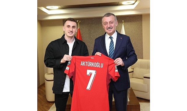 Kerem Aktürkoğlu’ndan Başkan Büyükakın’a Milli forma 