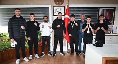 Kick Boks sporcuları başarılarını Başkan Topaloğlu ile paylaştı 