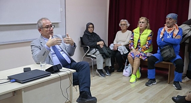 Konak’ın İleri Yaş Merkezi’nde hareketli yaşam semineri
