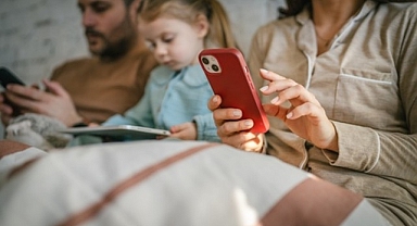 Kontrolsüz Ekran Kullanımı Psikolojimizi Nasıl Etkiliyor?