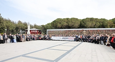 Küçükçekmece Belediyesi Emekli Çiftleri Çanakkale’ye Götürdü