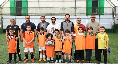 Küçükçekmece'de Renkli Maç: Babalar ve Oğulları Futbol Heyecanı Yaşadı