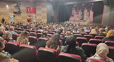 Manisa Şehir Tiyatrosu 'Sen İstanbul'dan Daha Güzelsin' oyununu ağırladı