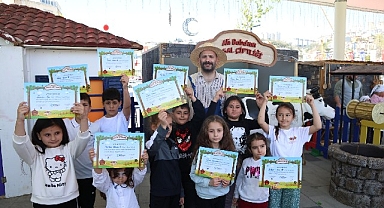 Minik eller hamur yoğurdu, köy yaşamını öğrendi