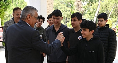 Öğrencilere önce yemek sonra zirvede kar keyfi