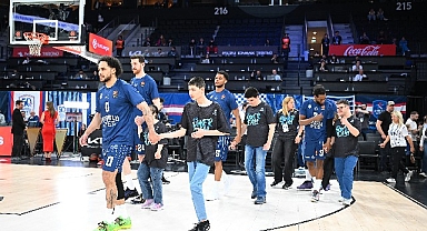 One Team katılımcıları Anadolu Efes – Partizan karşılaşmasında parkeye çıktı