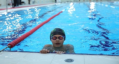 Osmangazi Yüzme Şenliği’nde Kazananlar Kupalarını Aldı