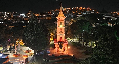 Saat Kulesi gündüz başka gece başka güzel