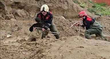 Torbalı'da çamura saplanan iki çocuğu itfaiye kurtardı