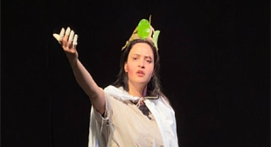 Üniversiteliler tiyatroda buluştu