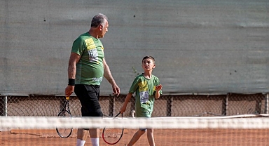 Yenişehir'de kuşaklar kortta buluştu