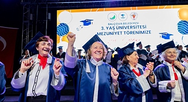 Balçova’da Mezuniyet Coşkusu: 3. Yaş Üniversitesi’nde Kepeler Umuda Atıldı
