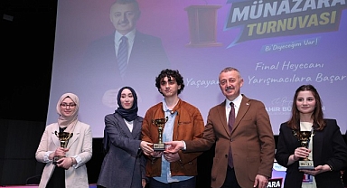Başkan Büyükakın, gençlerin münazarasından çok etkilendi: “Yarınlarımız emin ellerde”