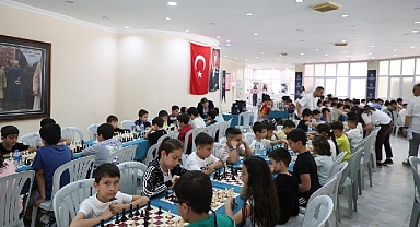 Başkan Çerçioğlu'nun destekleri ile satranç öğrenen öğrenciler hamlelerini yarıştırdı