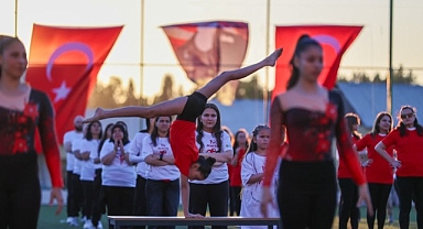 Buca’da yüzlerce kişi “Atam İzindeyiz” yazdı