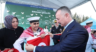 Büyükakın temsili uğurlamada özel bireylerle konvoy yaptı, halay çekti