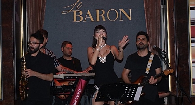 Ece Gürsel'den Le Baron sahnesinde yeni imaj