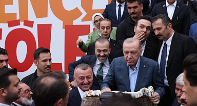 Erdoğan’a forma imzalattı