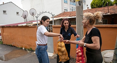 Güzelbahçe Belediyesi’nden Vatandaşa Ücretsiz Patates ve Soğan Desteği