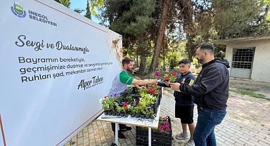İnegöl Belediyesi Bayram Öncesi Mezarlıklarda Çiçek Dağıttı