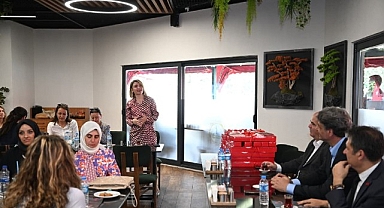 Kartepe’de Kadın Eğitimcilere Anneler Günü Sürprizi