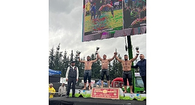 Kemer Belediye güreşçileri kürsüye çıktı 