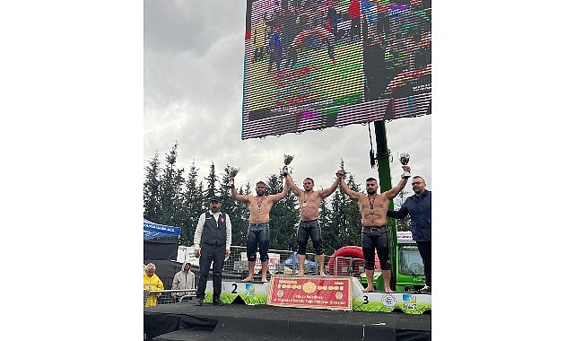 Kemer Belediye güreşçileri kürsüye çıktı 