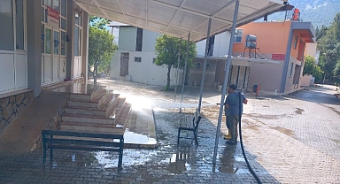 Kemer'de camilerde bayram temizliği