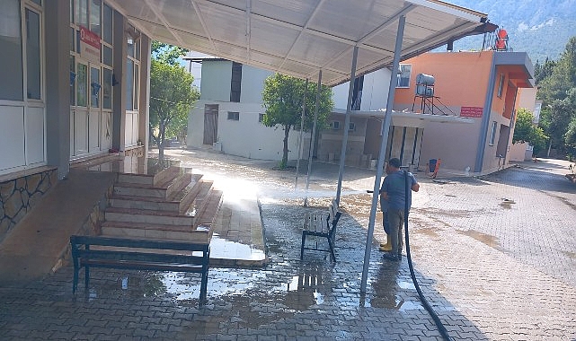 Kemer'de camilerde bayram temizliği