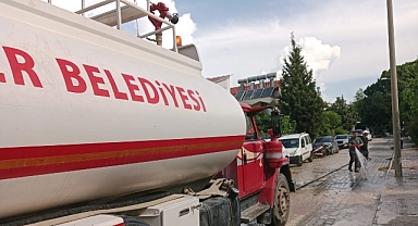 Kemer’de tozlu yollar yıkanıyor