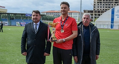 Koşu Şampiyonu Kupasını Başkan’a Getirdi