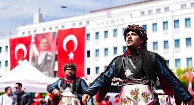Manisa’da 19 Mayıs Coşkusu Cumhuriyet Meydanı’na Taştı