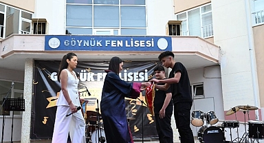 Öğrencilerin mezuniyet sevinci