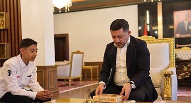 Rasim Başkan, Kitap Kurdu Eymen Açık’ı Belediyede Ağırladı