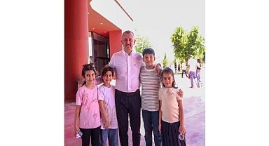 Başkan Büyükakın, karne alan öğrencilerin mutluluğunu paylaştı