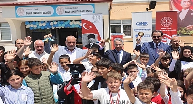 Başkan Sandıkçı Öğrencilerin Karne Sevincini Paylaştı 