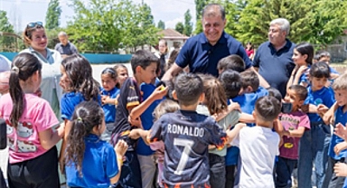 Başkan Tugay’dan Kirazlı çocuklara karne hediyesi